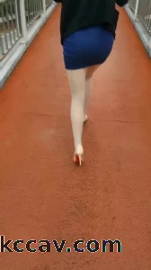 公交车艳遇，尾行灰丝少妇 ，被顶摸爽了主动磨我