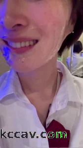 把精液抹到脸上当面膜 骚不需要过多地描述了