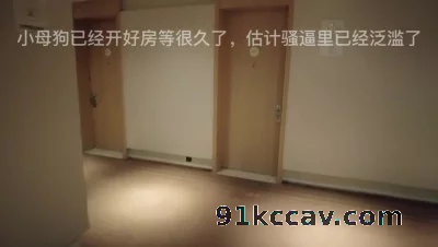 原创：调教有男朋友的小母狗，母狗说最爱舔脚了，有字幕