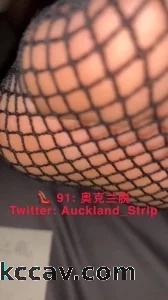 [原创] 举牌恋足网袜高清晰度网袜脚底特写 极品女神的美脚诱惑