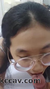 露脸眼镜母狗少妇，别人的老婆不用心疼