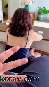 离异阿姨邀请我来做客，干柴烈火的我们客厅里就大干起来！