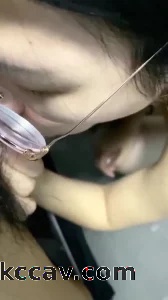 戴眼镜儿的小母狗给我舔射之后，竟然自己主动吃了！