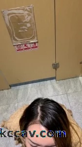 看电影途中去女厕来一炮
