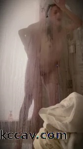 与女大母狗在淋浴间做爱，她疯狂喷水，说这辈子都没有过