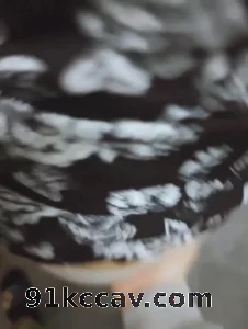 贵在真实，写字楼洗手间干黑丝少妇