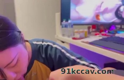 撕开美女的黑丝袜狠狠的后入尻