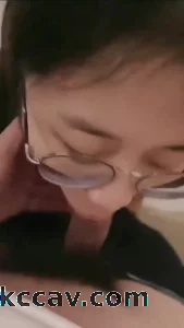 高颜值眼镜母狗口交毒龙