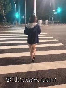 带尾巴露出