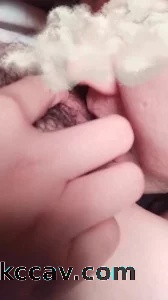 朋友老公不在家，让我去舔骚逼