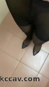48岁黑丝丰满熟女上班时候发骚了，在厕所拍视频勾引我，大粗腿特别肥美