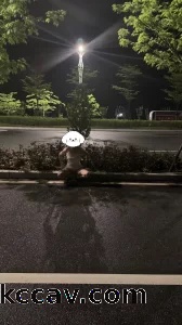 母畜国道爬行露出，面对路人避无可避