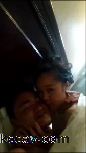 少妇与炮友恩爱有加，床上战况激烈，叫声淫荡