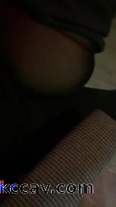 老婆穿着黑丝骑在我的大鸡巴上抽插！
