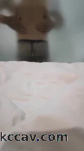 淫妻情趣丝隔着酒店浴室玻璃发骚自慰