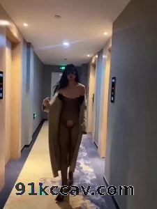 骚母狗酒店黑丝露出