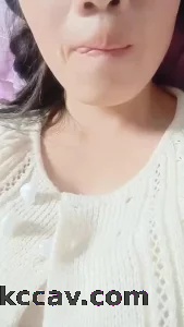 【雨哥91】良家少妇自拍发骚扣逼给我看，粉嫩的骚逼水流不止