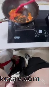 厨房爆操美女邻居对白淫荡，结尾还用精液给孩子加餐