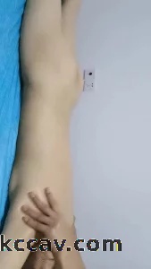老婆的闺蜜说是来按摩，其实是想被干，自己侧躺主动的样子真骚