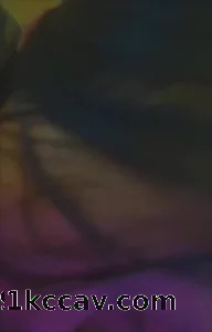 清纯可爱的学妹躺在我的怀里含着鸡巴
