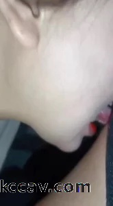 骚眼镜少妇舌尖挑逗舔奶头