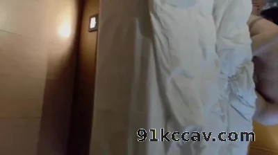 坐在床边看陌生男人3p妻子