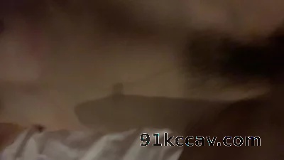 皮肤白短发熟女第一次被拍更加感觉刺激害羞