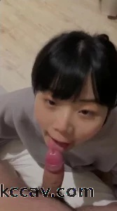 新女主露脸口交，吸舔单男的鸡巴 出完整视频招单男