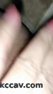 自家骚逼媳妇回娘家逼痒不止，无奈只能用小手指来解决