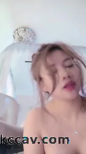 黑丝大奶少妇抠逼白浆直流