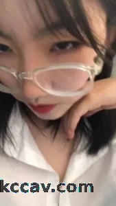 戴个眼镜的骚货，一脸嫌弃