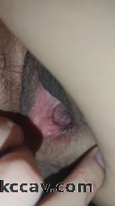 掰开老婆的逼看一看