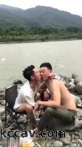 【同性】河边两位帅哥激情热吻做爱