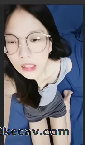 【章哥经典】裸聊眼镜婊女大自慰发骚
