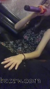 约眼镜嫂子KTV唱歌 唱着唱着就动手动脚 回家继续操