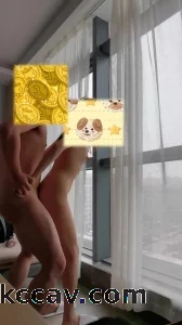 和小母狗在酒店窗户边玩露出