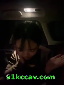 双母狗按主人指示打屁股