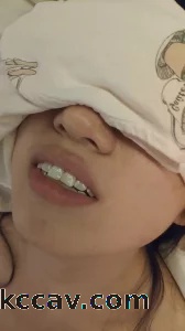 00后的小小夫妻玩得就是花！蒙着眼睛让老婆伺候单男
