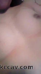 躺在浴室地板上扣出白浆给干爹们看