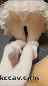 女友女仆装白丝套棉袜足交射一脚