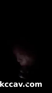 母狗一边玩手机一边深喉