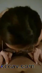 露脸大学生带个眼镜跟个少妇一样（约炮进简界群）
