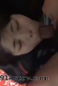 （颜射）直接坐在胸脯上让女友口，最后她屈辱的被射了一脸浓精
