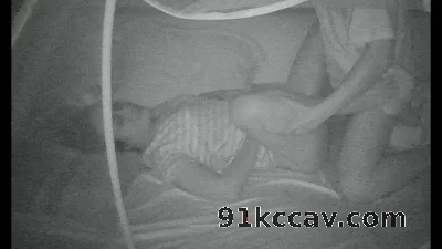 躺床上等熟客自助无套上钟，杰哥跟我舌吻要我吃他口水