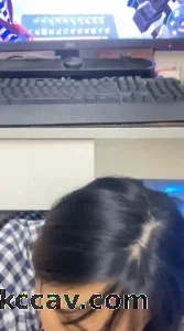 戴着眼镜的母狗口交看着我很满足