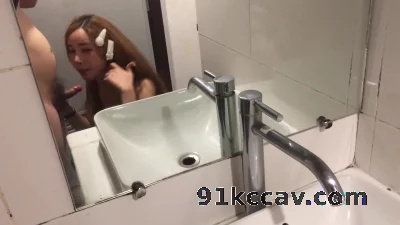 酒吧里搭讪的骚货露脸吃鸡巴