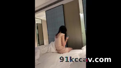 拿着手机一边给男友回消息一边被我后入内射