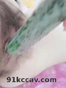 【雨哥原创】自拍骚逼发骚用黄瓜自慰勾引我