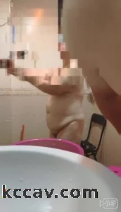 帮干妈洗澡，顺其自然艹进去了。