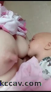 28岁未婚少妇哺育孩子，奶汁液呲呲地漏 好诱人